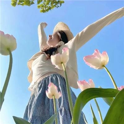 黑白照片的少女